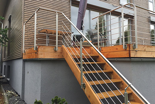 Hohe Terrasse mit Hozfußboden und passender Treppe