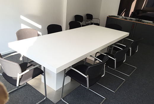 Massiver Meetingtisch mit zwei großen Standbeinen und großer Platte