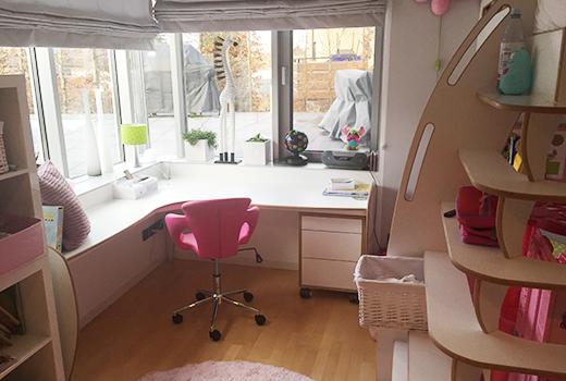 Über-Eck Schreibtisch mit Fensterblick – genug Tageslicht und genug Fläche zum Arbeiten