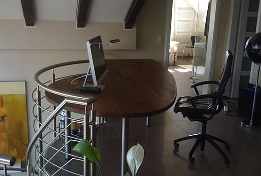 Schreibtisch mit maßgeschneidertem Halbkreis fügt sich ideal in die Architektur ein...