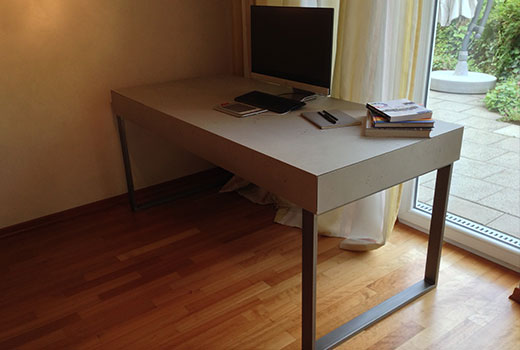 Massiver Schreibtisch mit eleganten Standbeinen